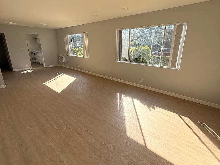 Beverly Rossmore Apartments — Photo 23