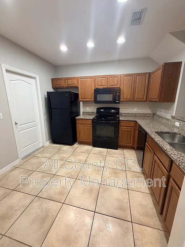3 bed, 2.5 bath, 1800 sqft, $2,200 — Photo 2