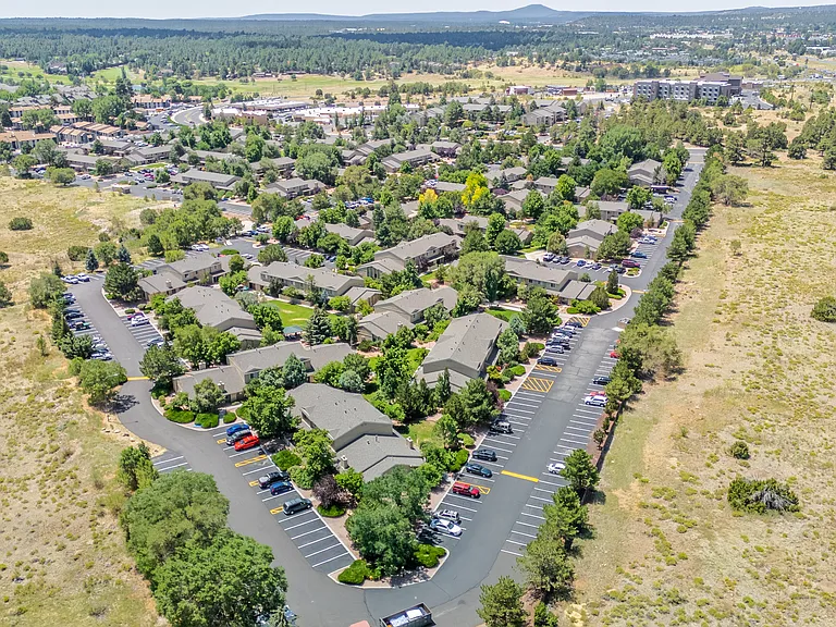 Country Club Terrace Apartments — Photo 31