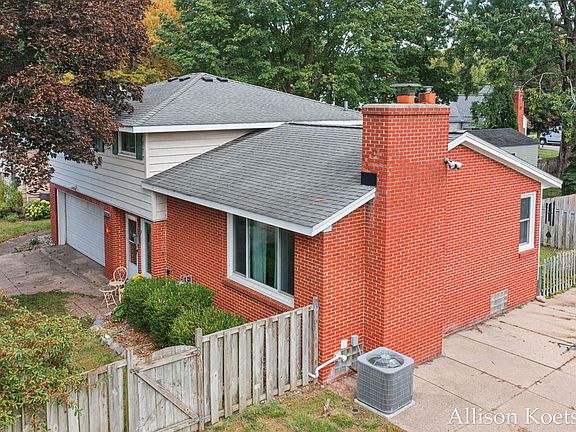 4th image of 910 Mulford Dr SE