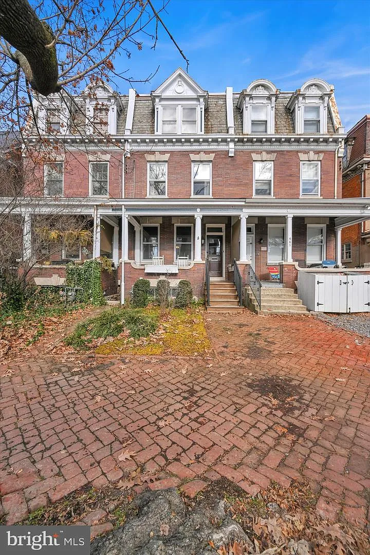 443 W James St photo 1