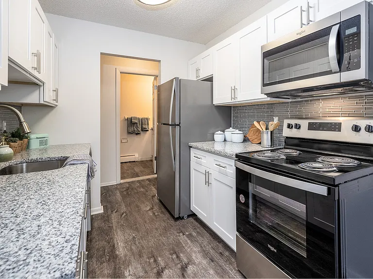 Parkway Manor Apartment Homes — Photo 4