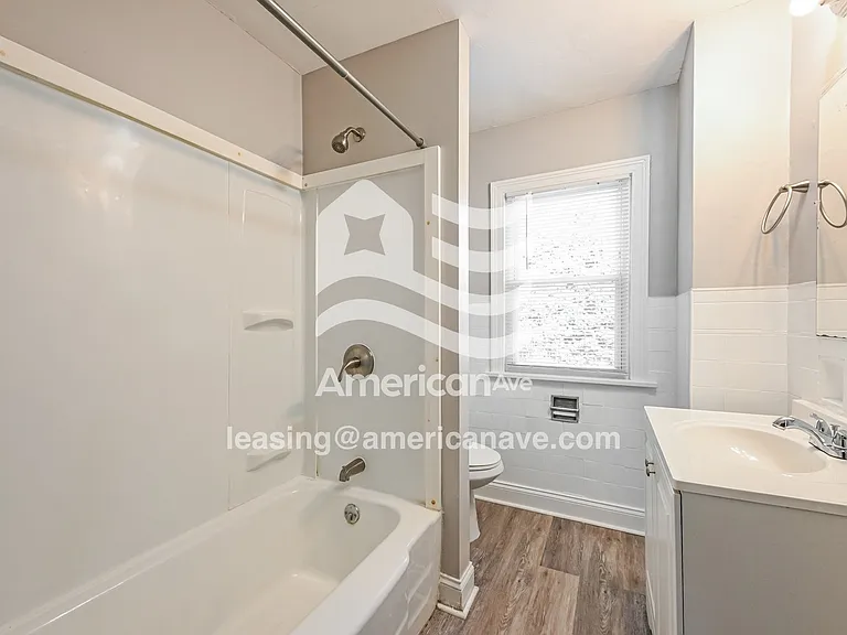 1097736_010_main_bathroom_10.jpg