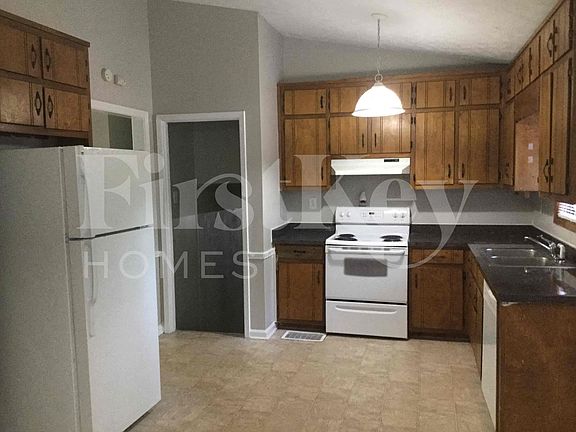 4th image of 972 Waverly Dr