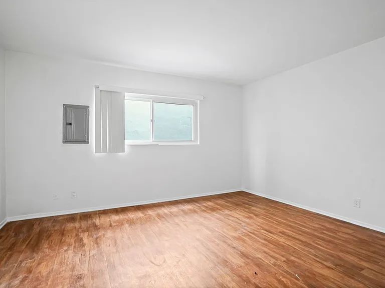 208 Avenue H — Photo 15