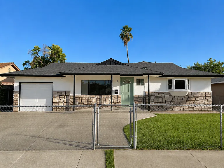 1923 W Pontiac Way — Photo 1