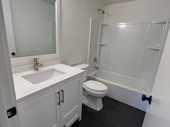 4th image of 1909 Hoyt Ave APT D