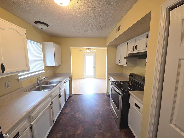 4320 Village Bend Ln — Photo 10
