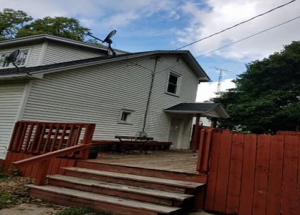 2nd image of 1000 Edward St