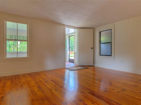 5th image of 936 N Clara Ave