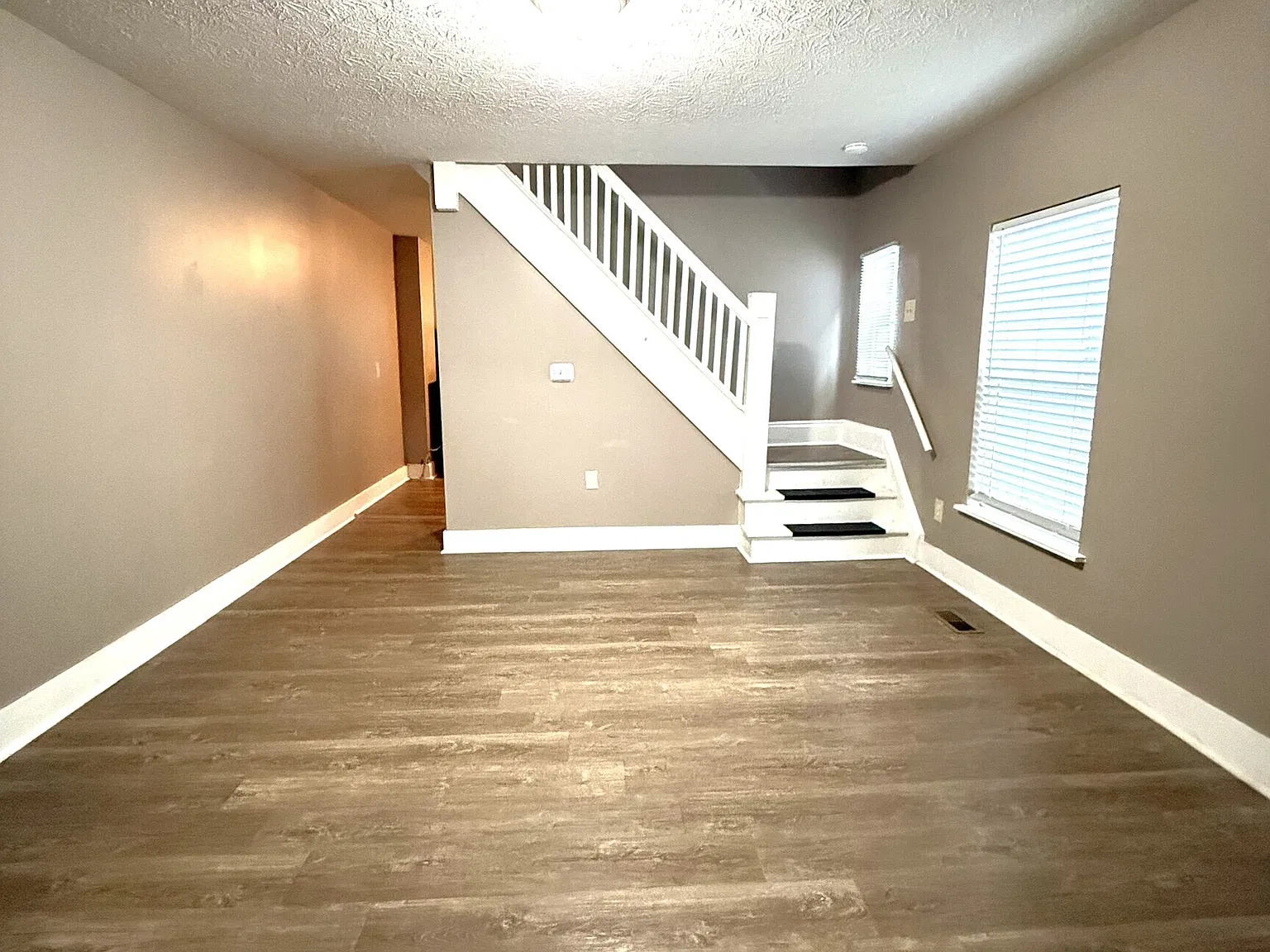 3 bed, 1.0 bath, 1160 sqft, $1,295 — Photo 3