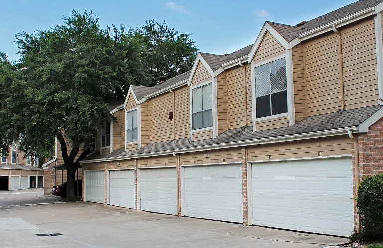 Woodlake Oaks Apartments — Photo 24