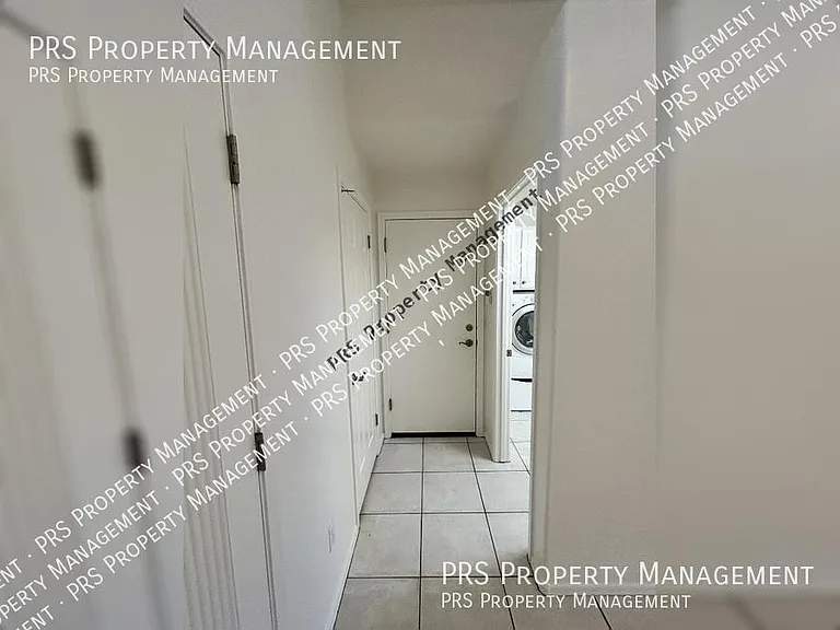 8003 W Clara Ln — Photo 27