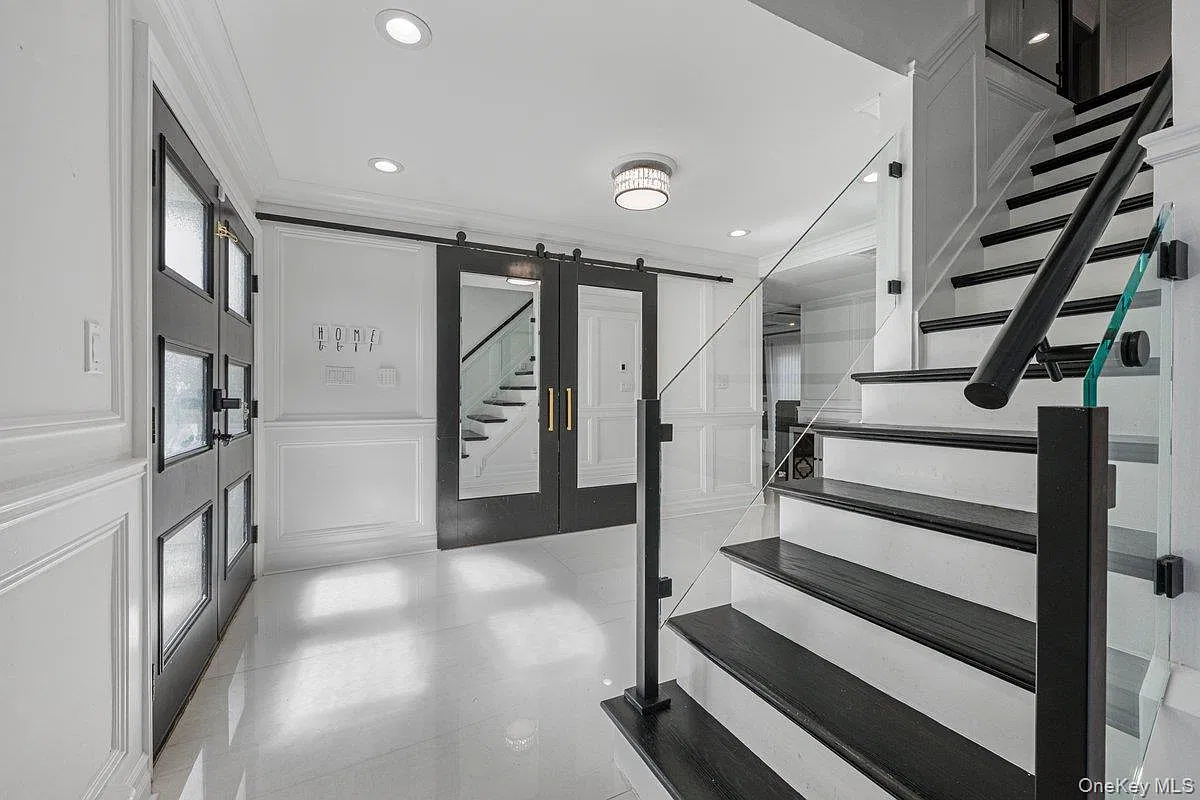 7 bed, 5.0 bath, 5800 sqft, $12,000 — Photo 4