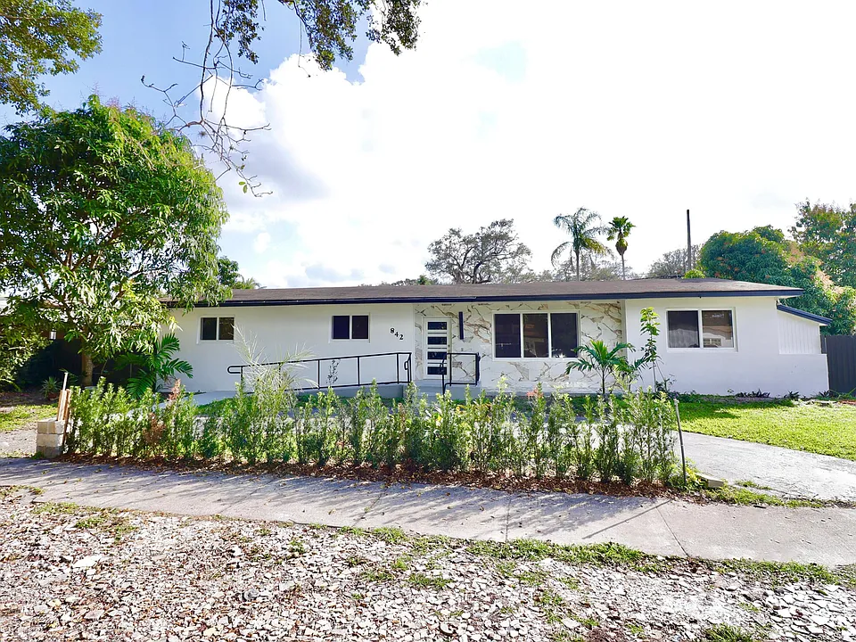 842 NE 154th St