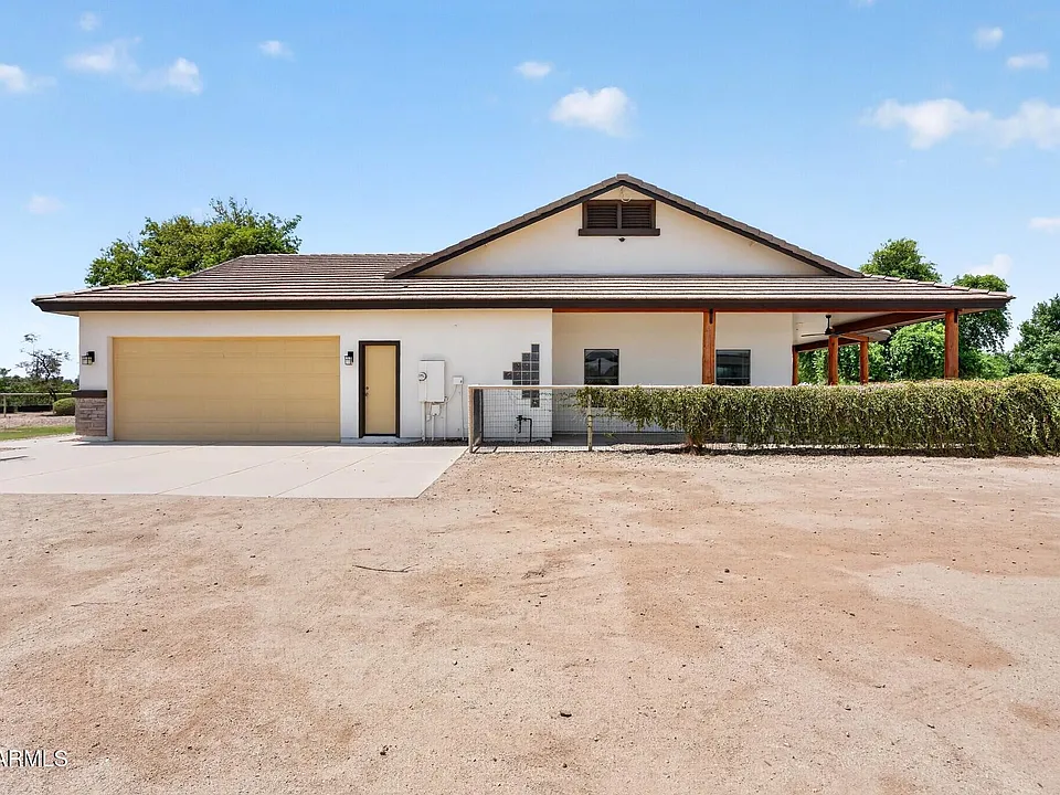 3002 E Sherry Ln