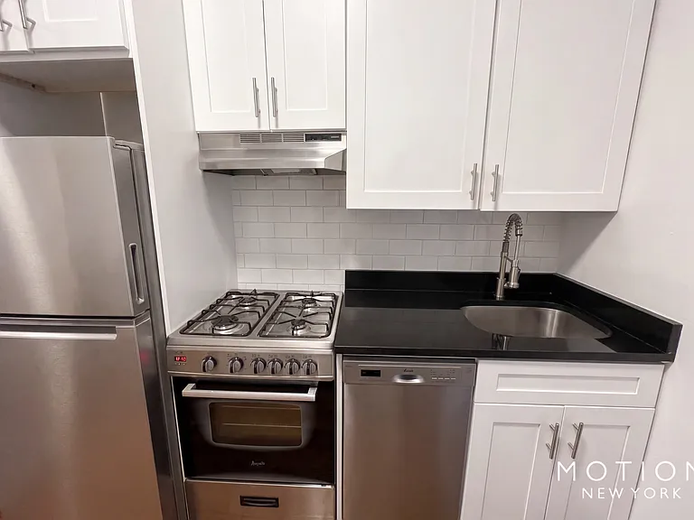 273 E 10th St #1A — Photo 3