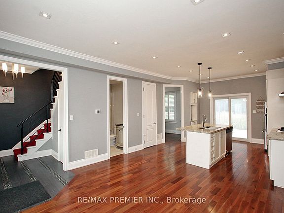3rd image of 226 Ritson Rd S