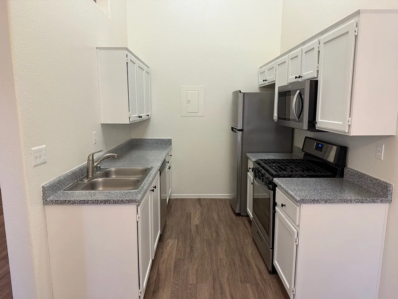 3 bed, 2.5 bath, 1020 sqft, $1,769 — Photo 3