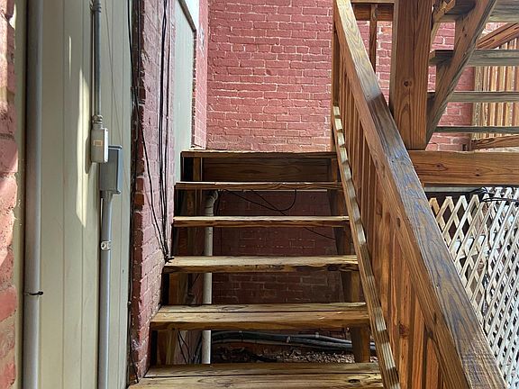 Exterior stairs to 2nd floor apartment