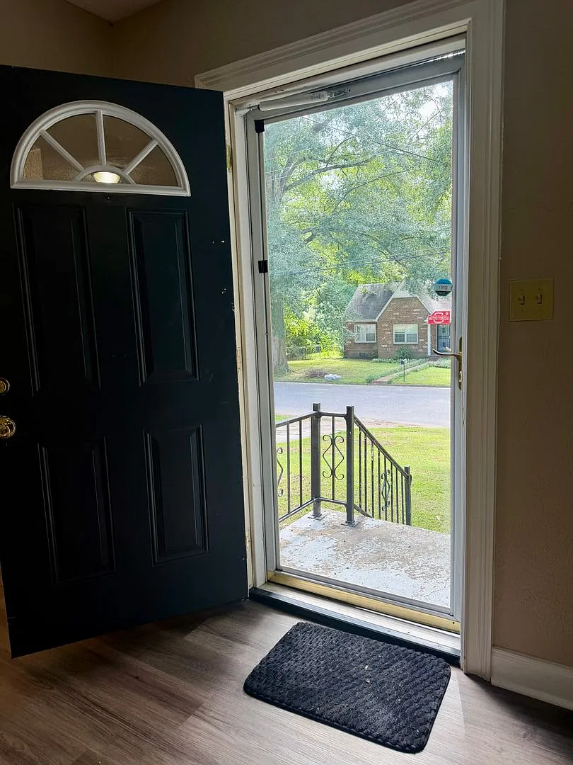 Cute and Comfy : 3 bedroom 2 Bath House — Photo 2