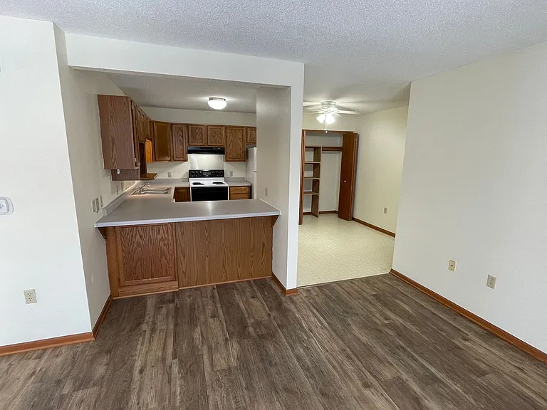 910-912 Fox Creek Dr — Photo 8