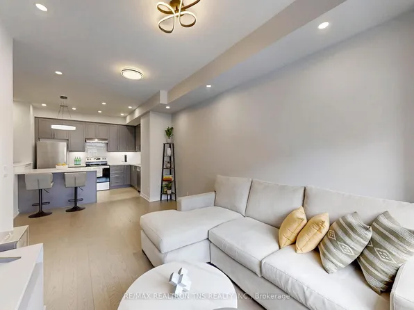 16 Herman Gilroy Ln, Markham, ON L6C 3L7