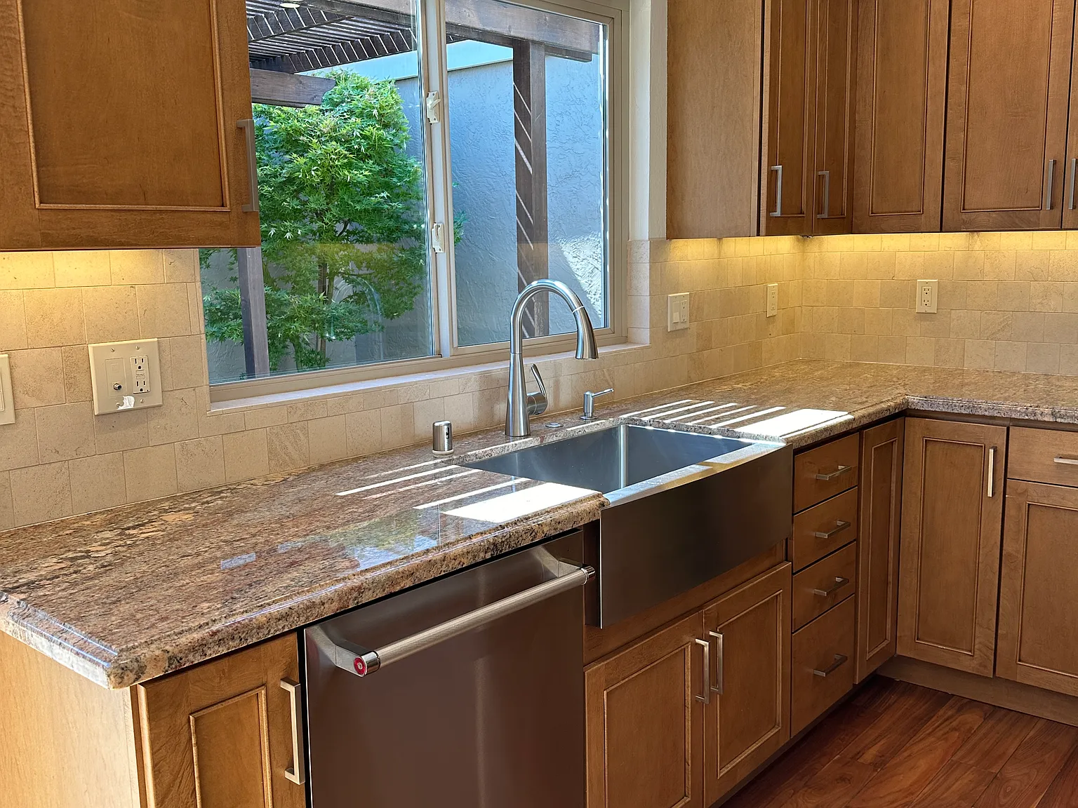 2 bed, 1015 sqft, $4,295 — Photo 3