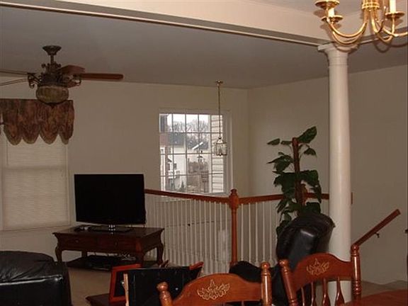4th image of 107 N Oak St