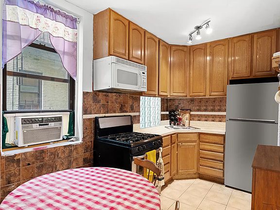 3rd image of 2168 35th St APT 1B