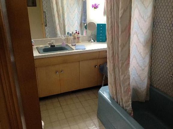 5th image of 4241 Oakton St