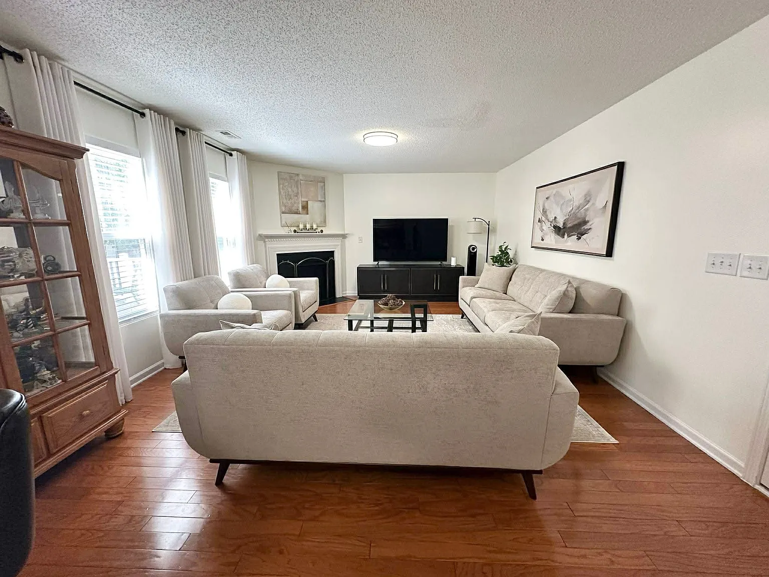 3 bed, 2.5 bath, 2520 sqft, $2,495 — Photo 1