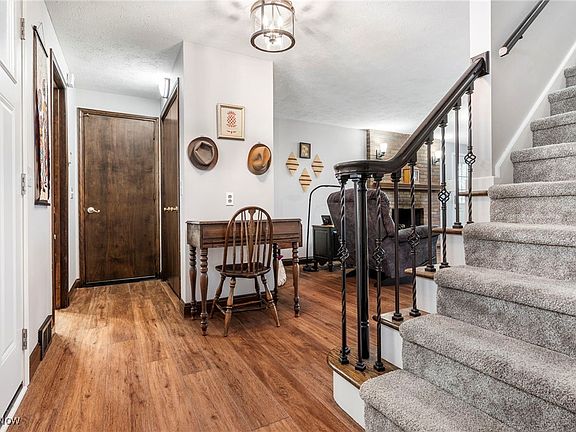 3rd image of 2334 Tanglewood Dr NE