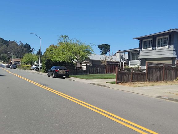 5th image of 1670 Crestwood Dr