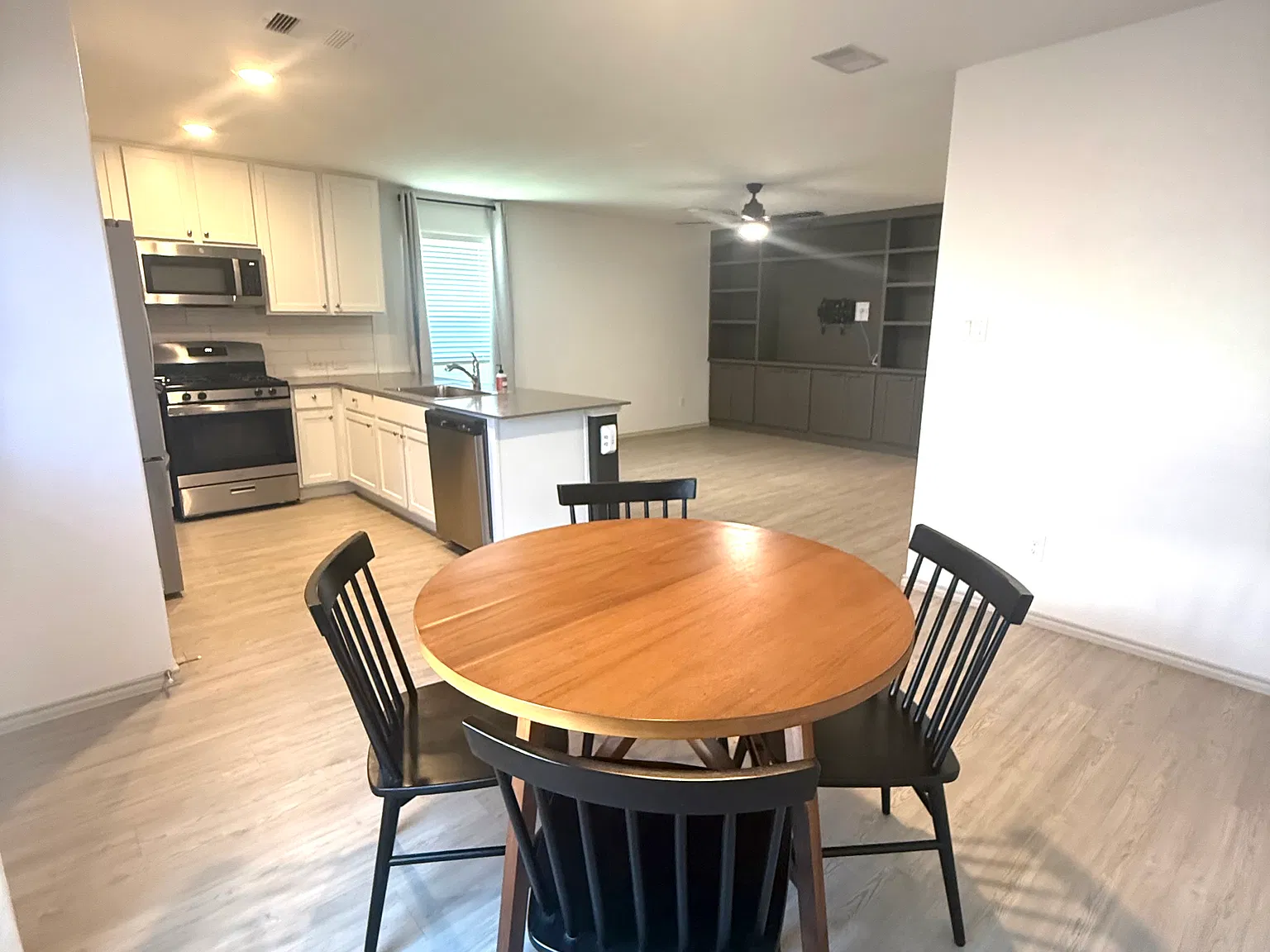 3 bed, 1214 sqft, $2,300 — Photo 4