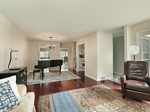4th image of 1148 Meadow Rd