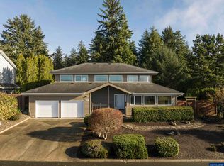 1060 NE 7th Dr, Newport, OR 97365
