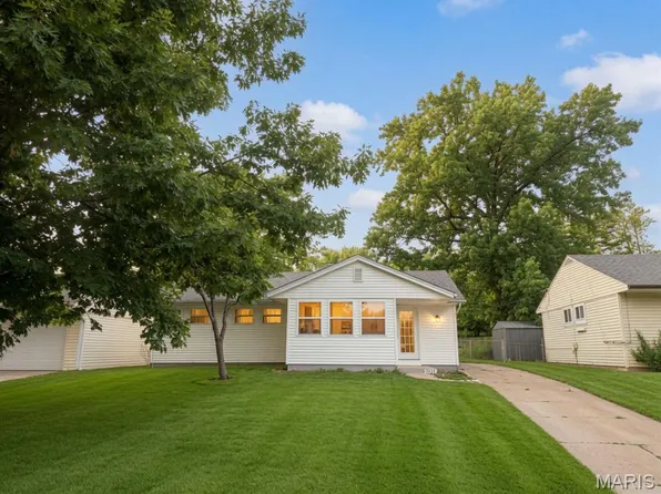 10917 Larkspur Dr, Saint Louis, MO 63123