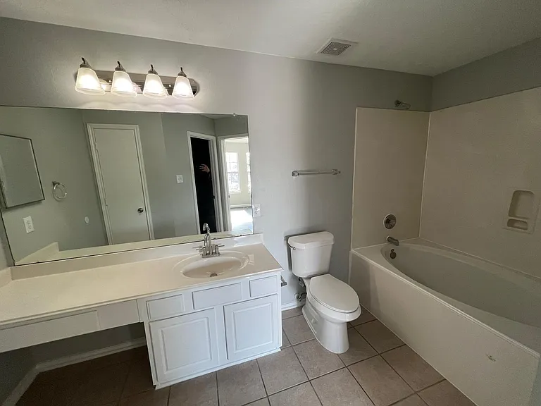 19451 Nasworthy Dr — Photo 5