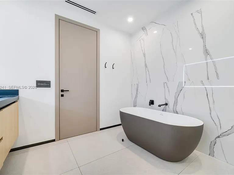 420 SW 15th Rd — Photo 33