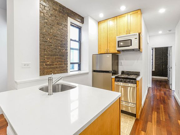 5th image of 2 Bank St APT 12