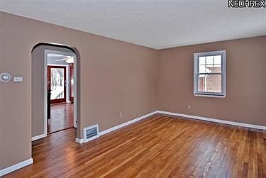 4th image of 31108 Carlton Dr
