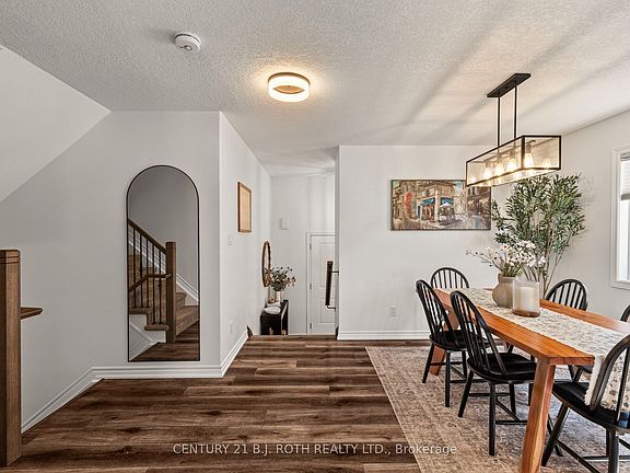 4th image of 263 Quebec St