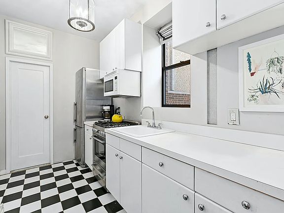 5th image of 225 W 10th St