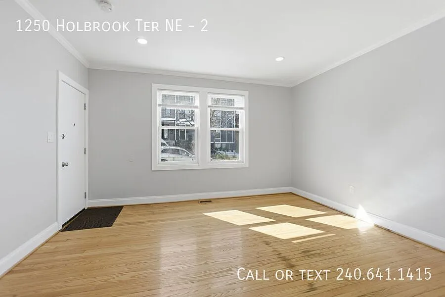 Building Photo - 1250 Holbrook Ter NE #2