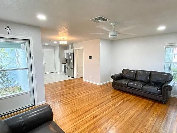 5th image of 902 Gardenia Dr
