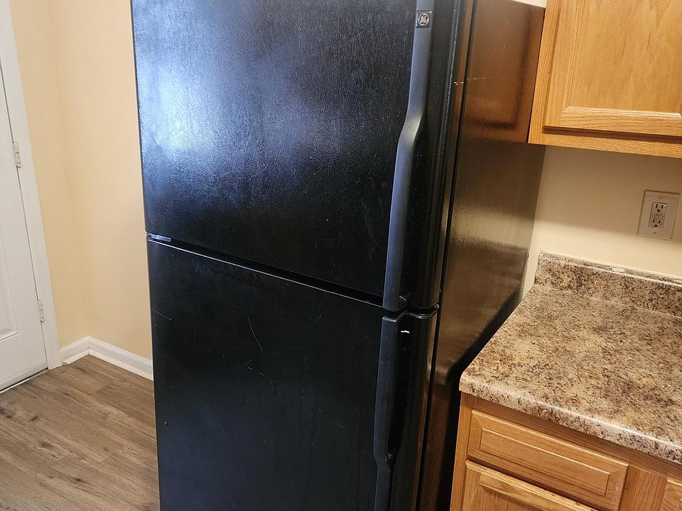 2nd image of 2827 Parkwood Ave #1
