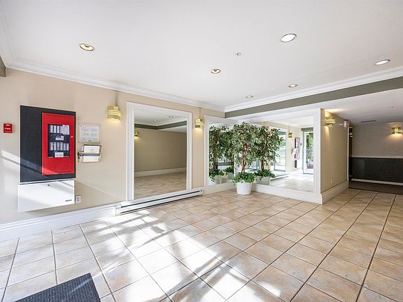 4th image of 1009 Howay St #304