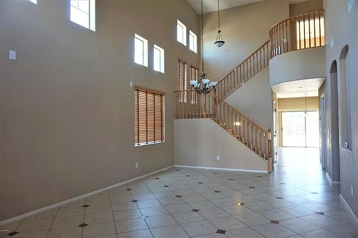 5 bed, 2773 sqft, $2,500 — Photo 2