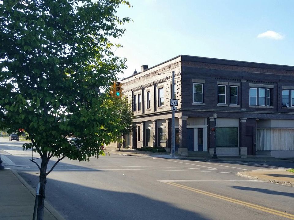 upstairs apt overlooking park